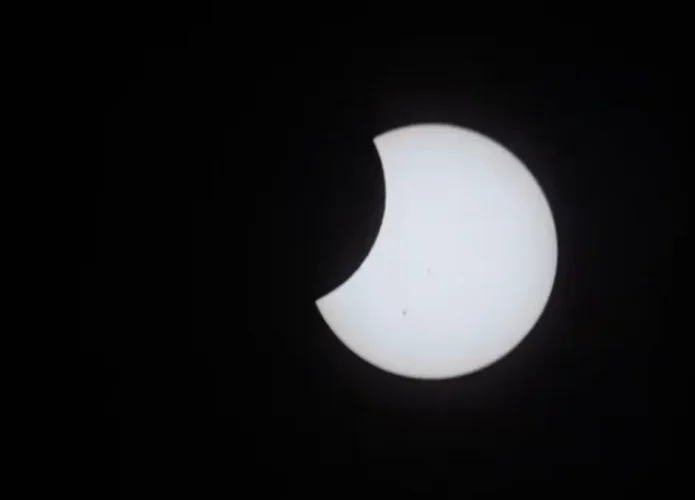 Foto do eclipse solar de 14 de outubro de 2023 tirada pela astronauta Jasmin Moghbeli a partir da ISS (Crédito: NASA/Jasmin Moghbeli)