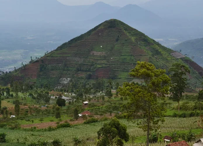 O Estudo de 2023 apontou que a pirâmide foi construída ao longo de milhares de anos (Crédito: ganimurtafa/shutterstock)