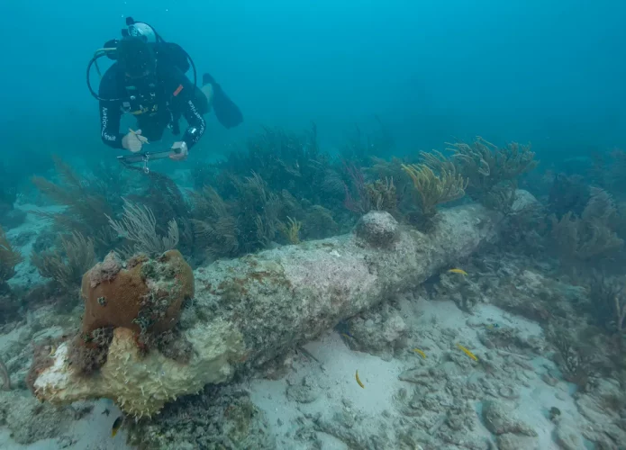 Os canhões do navio naufragado ajudaram os arqueólogos marinhos a identificar os destroços como sendo do HMS Tyger (Crédito: Brett Seymour/National Park Service)