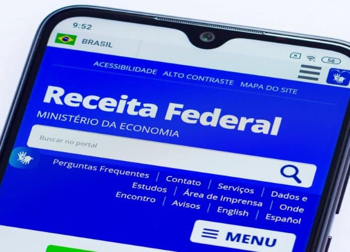 Imagem de celular com home da Receita Federal