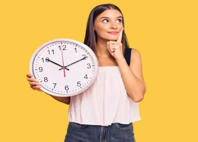 mulher com relógio grande e expressão de ideia no rosto
