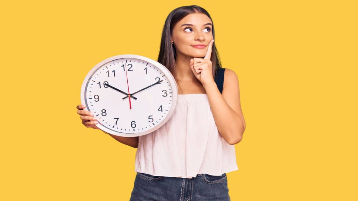 mulher com relógio grande e expressão de ideia no rosto