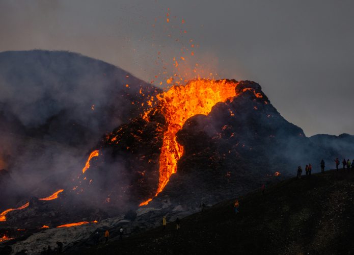 Vulcão entrando em erupção em Grindavík, em 2021 (Crédito: DanielFreyr/ shutterstock)