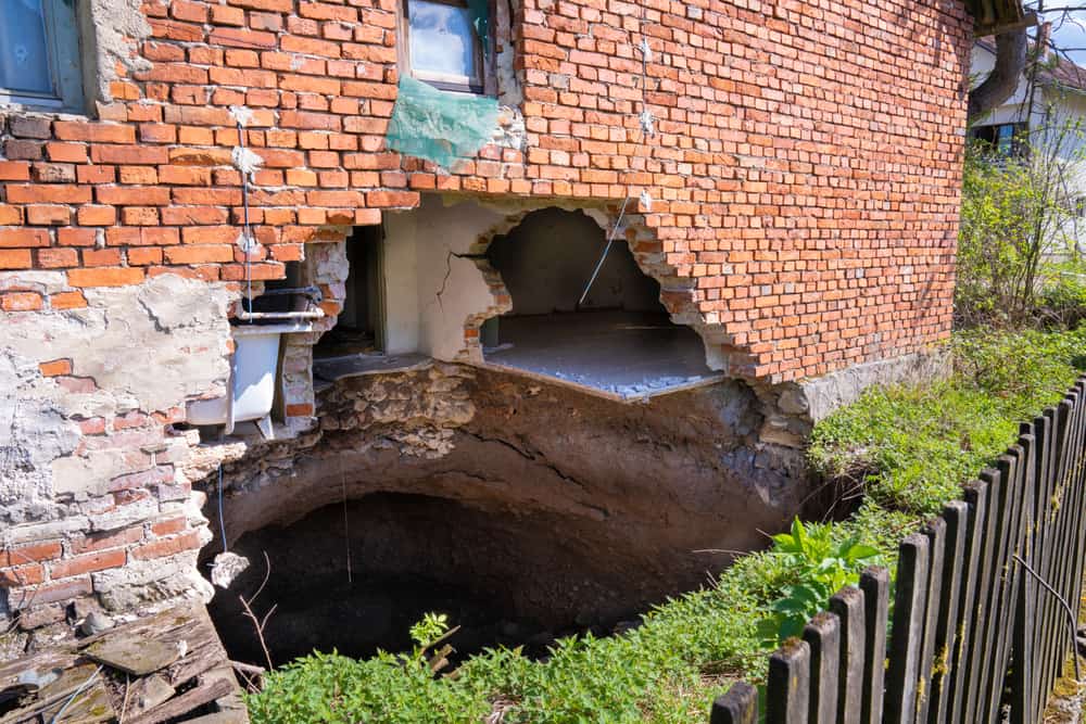 Sumidouro que surgiu dentro de uma casa (Crédito: Simunovic/ shutterstock)