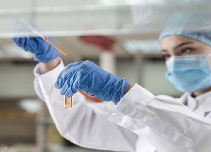 médica em laboratório de pesquisa