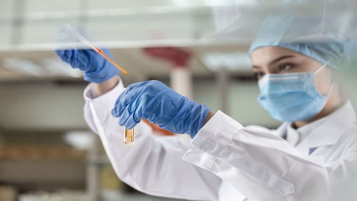 médica em laboratório de pesquisa