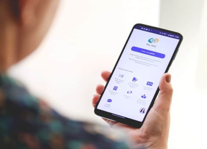pessoa com celular olhando login para entrar no app do INSS