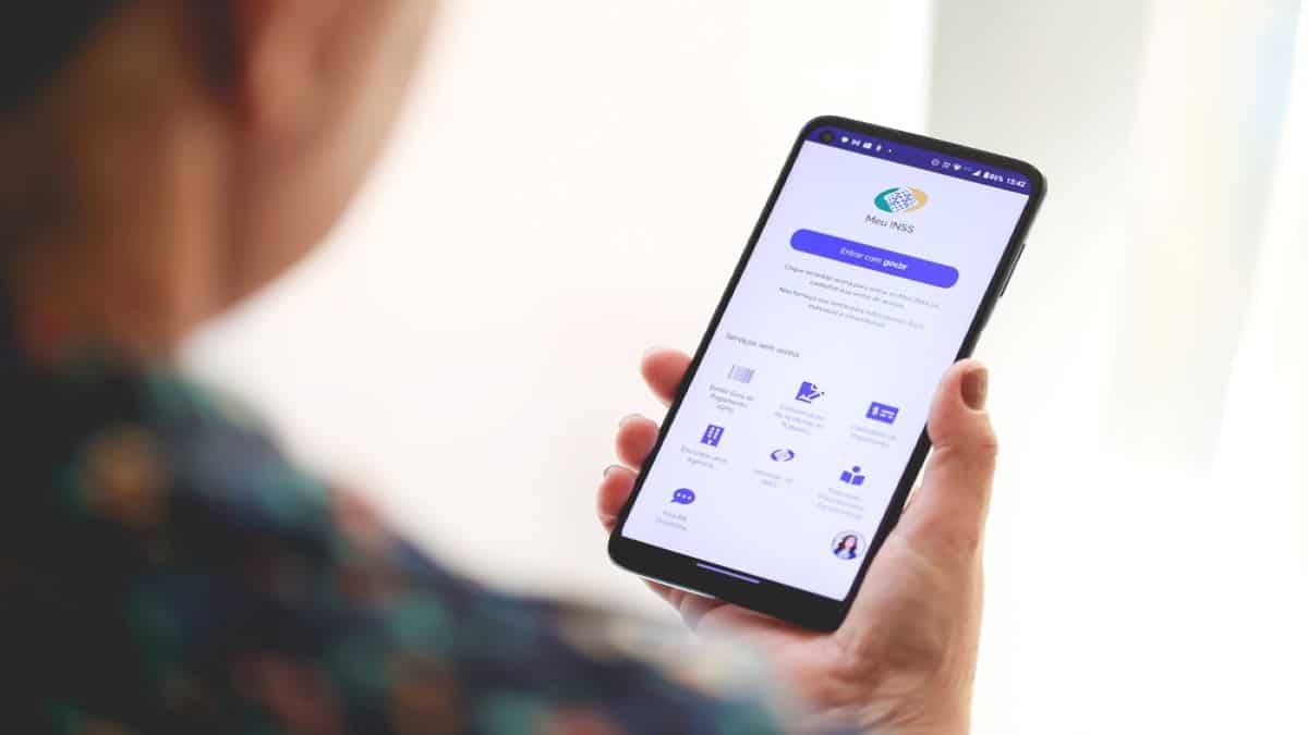 pessoa com celular olhando login para entrar no app do INSS