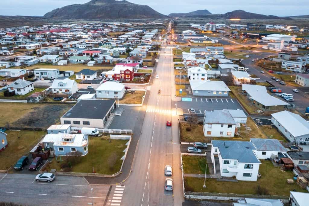 A cidade de Grindavík foi evacuada pela policia islandesa (Crédito: Einar Photo/ shutterstock)