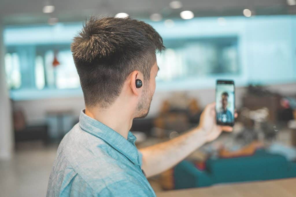 Usuário com celular na mão e posta sua própria demissão e posta no TikTok