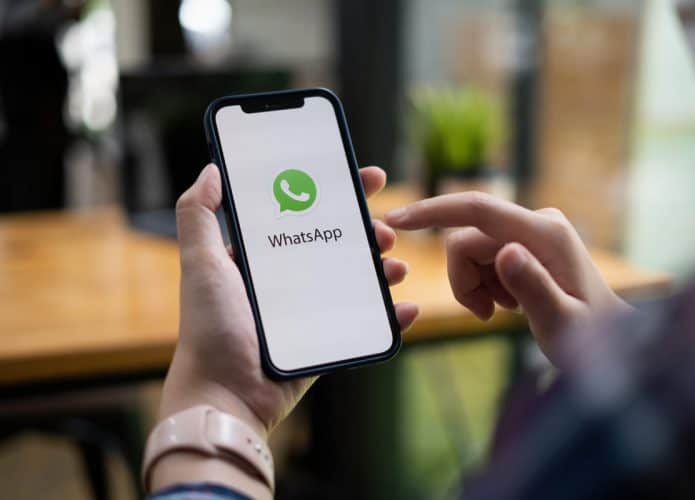 Pessoa acessando o Whatsapp pelo celular