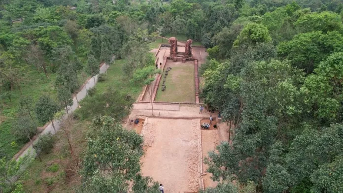 Acredita-se que a estrada ligava uma das torres a parte central do santuário (Crédito: KL)