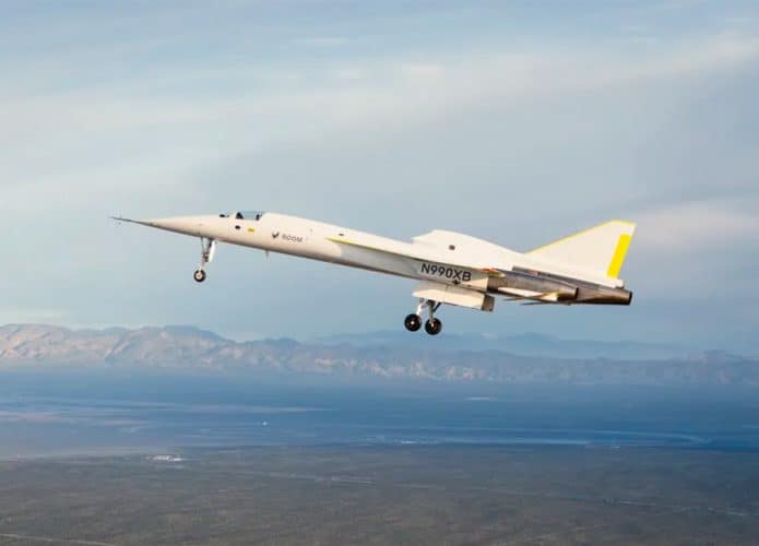 Avião supersônico XB-1 no ar
