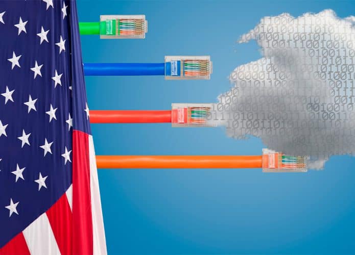 Montagem com cabos de internet saindo de bandeira dos Estados Unidos para se conectar a uma nuvem quadriculada com códigos binários