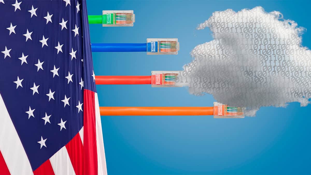 Montagem com cabos de internet saindo de bandeira dos Estados Unidos para se conectar a uma nuvem quadriculada com códigos binários