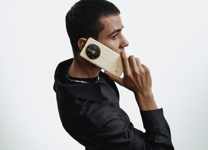 Homem usando Realme 12 Pro+ 5G para ligação