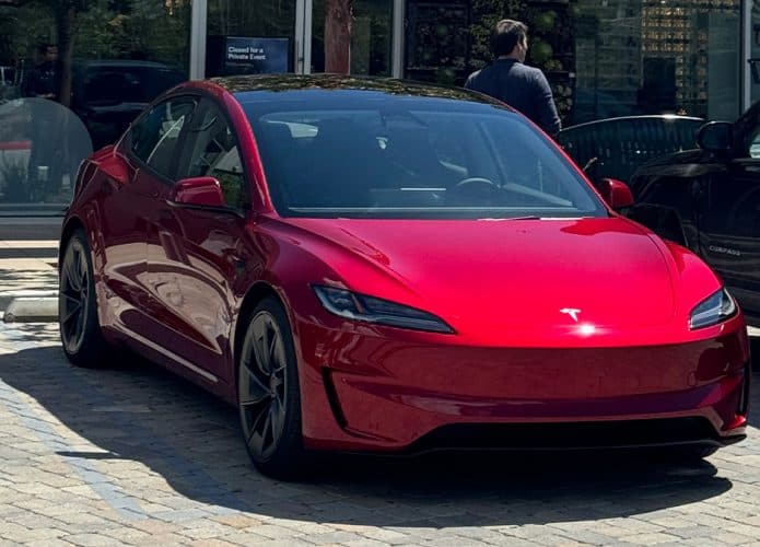 Tesla Model 3 Ludicrous em frente loja da fabricante