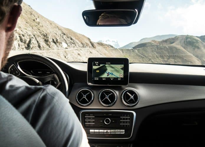 Por que as telas são desligadas ou limitadas nos carros do Brasil? via Axel Antas-Bergkvist/Unsplash