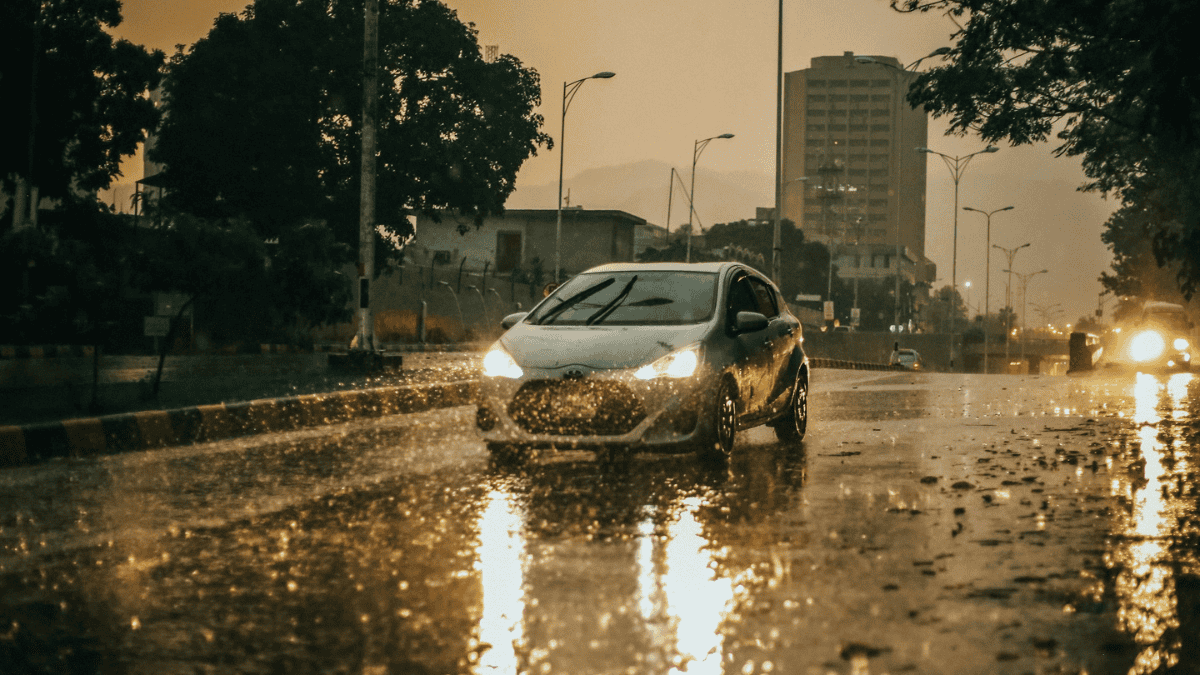 carro em pista molhada aquaplanagem