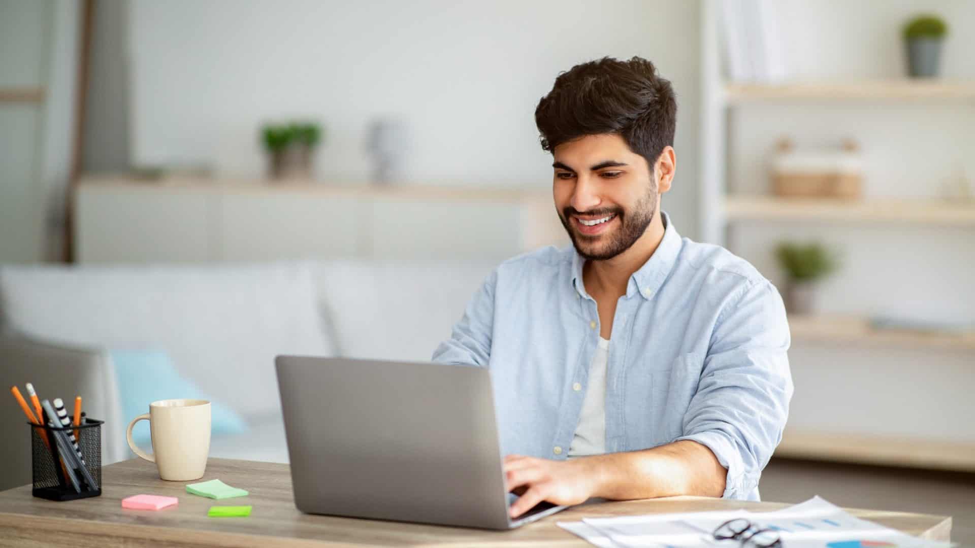 Homem no laptop