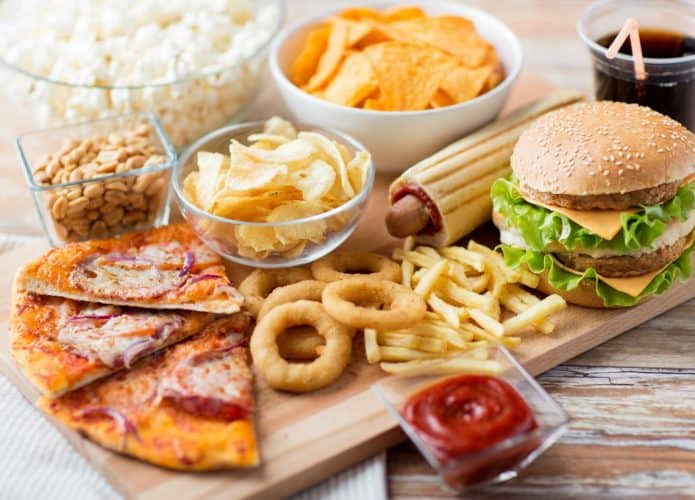 Junk food pode causar danos a longo prazo ao cérebro de adolescentes