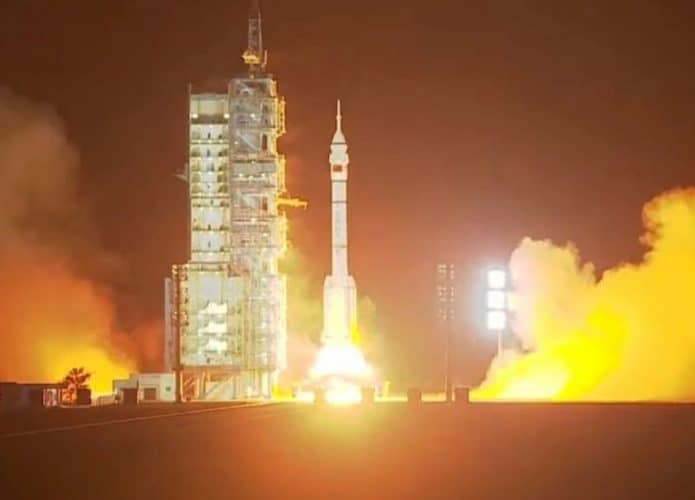 Nova tripulação de astronautas é lançada pela China