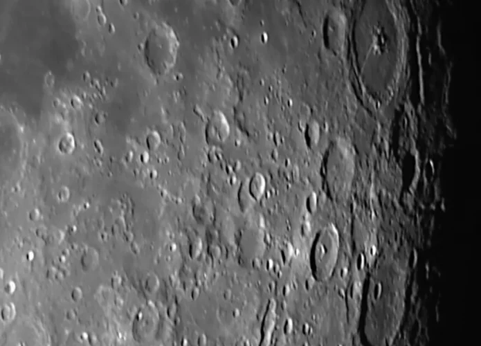 Na lua existe inúmeras crateras, desde com quilômetros a nanômetros de diâmetro, em uma delas foi onde o mineral foi encontrado (Crédito: NASA)