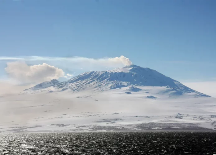 Monte Erubus (Crédito: polarman/Shutterstock.com)