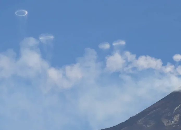 Anéis de vórtice emitidos pelo monte Etna (Crédito: Giuseppe Tonzuso via Storyful)