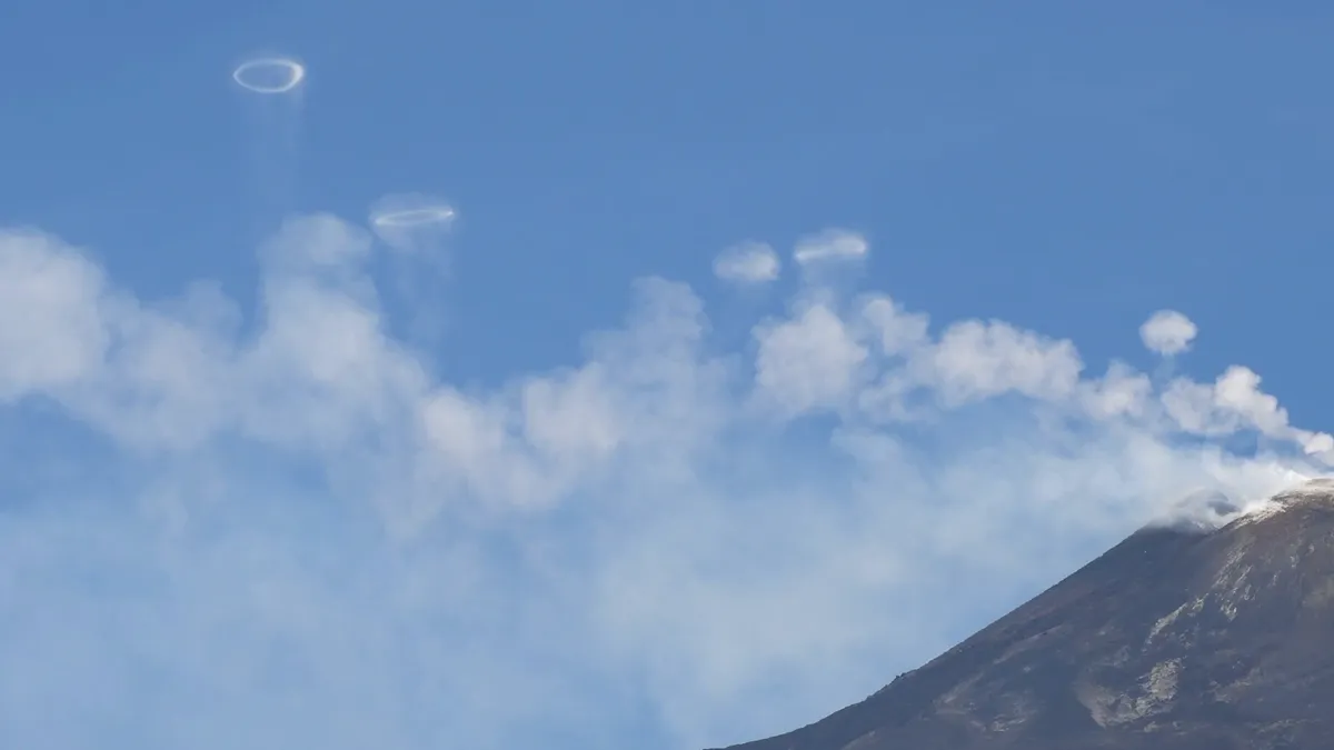 Anéis de vórtice emitidos pelo monte Etna (Crédito: Giuseppe Tonzuso via Storyful)