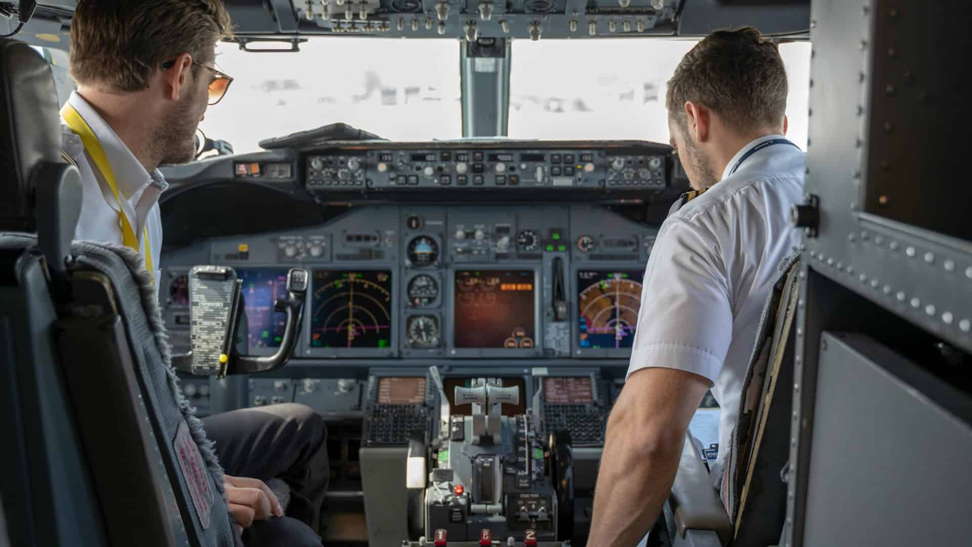 Pilotos em cabine de avião