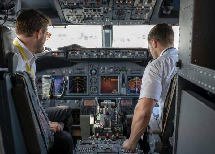 Pilotos em cabine de avião