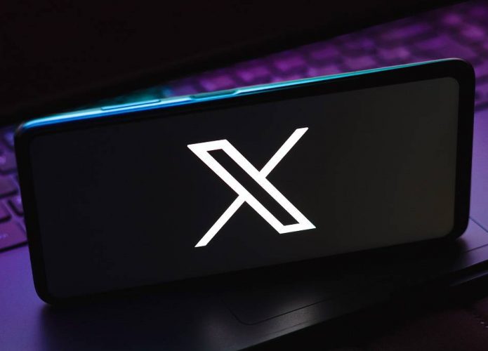 Logo do X em fundo preto em um smartphone