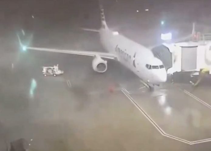 Captura de tela de vídeo de avião sendo arrastado por vento de tempestade no Texas