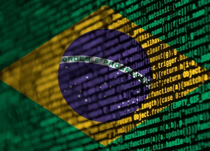 Montagem misturando bandeira do Brasil com linhas de código de programação para ilustrar conceito de cibersegurança no país