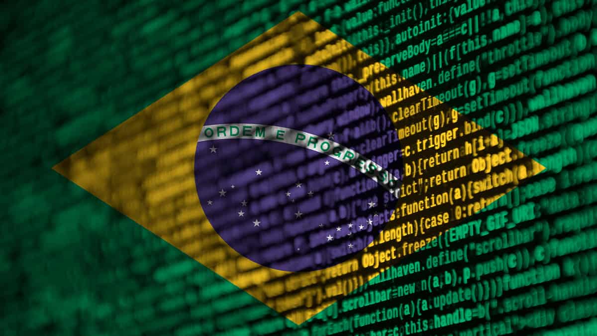 Montagem misturando bandeira do Brasil com linhas de código de programação para ilustrar conceito de cibersegurança no país