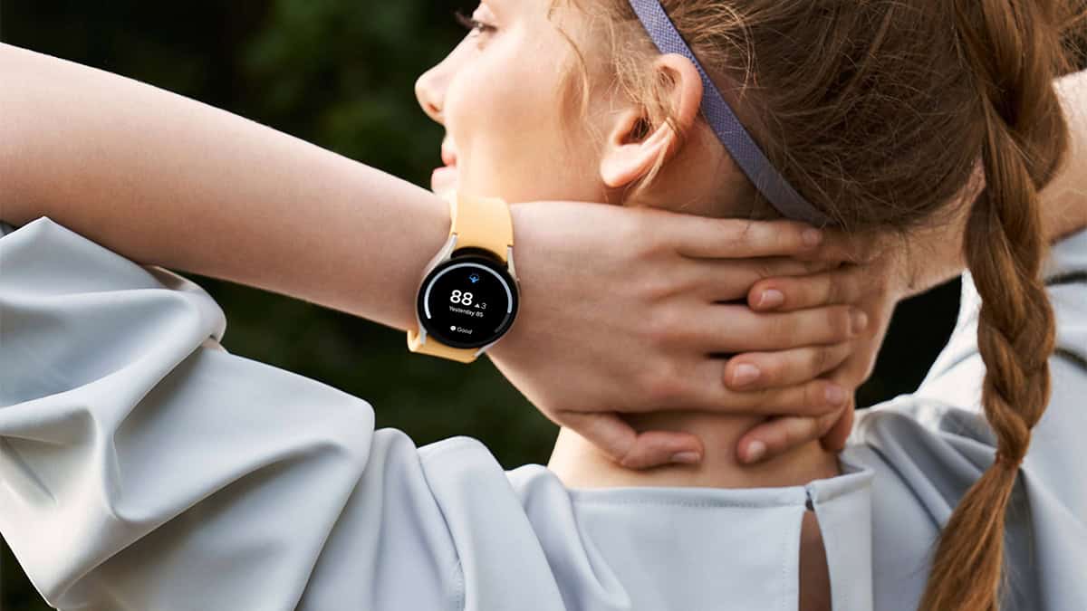 Mulher usando Galaxy Watch