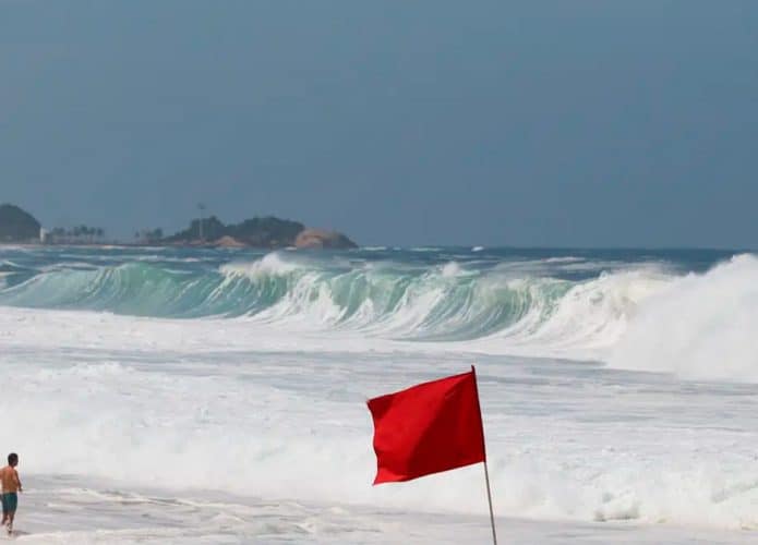 Bandeira vermelha, sinalizando perigo, em praia de Santos, no litoral do estado de São Paulo