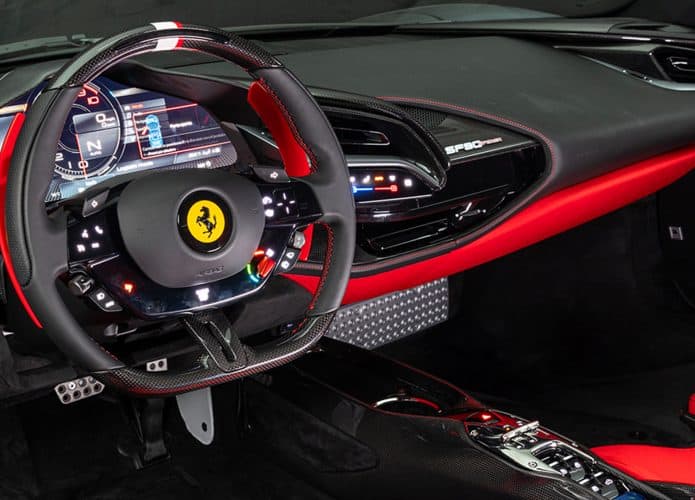 Detalhe interno da Ferrari SF90-Spider, o carro mais caro vendido no Brasil