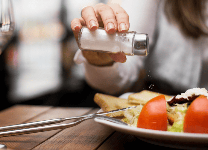 Aquela pitada extra de sal na comida aumenta risco de câncer de estômago, mostra estudo