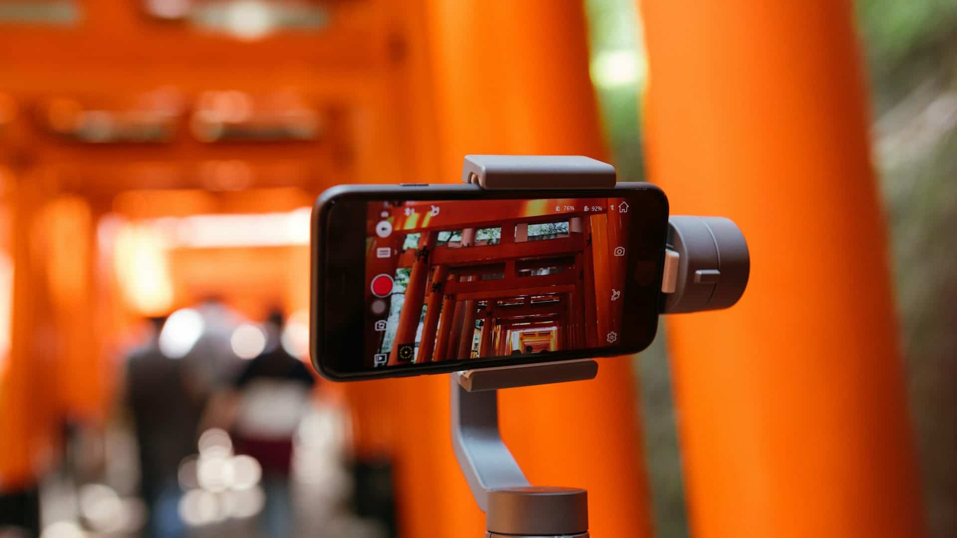 Vídeo no celular via Joey Huang/Unsplash