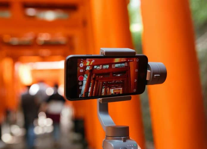 Vídeo no celular via Joey Huang/Unsplash