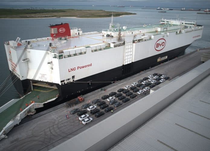 Navio da BYD chega ao Brasil pela primeira vez com mais de 5 mil veículos