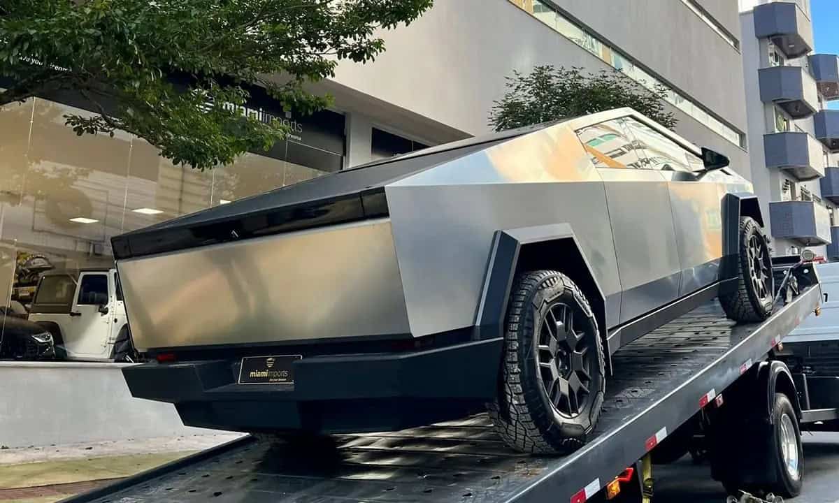 Primeira Cybertruck do Brasil chega após 60 dias em transporte