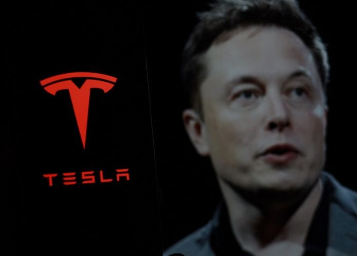 imagem com o logo da Tesla de um lado e o rosto de Elon Musk do outro