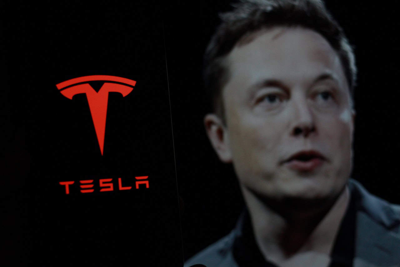 imagem com o logo da Tesla de um lado e o rosto de Elon Musk do outro