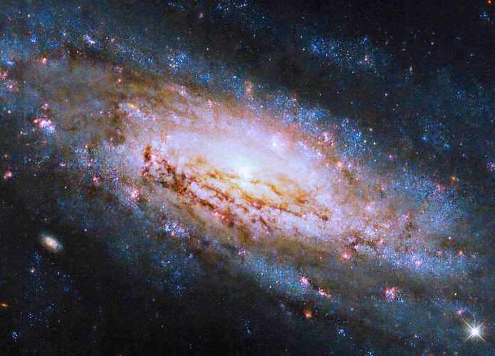Galáxia capturada pelo Hubble é lar de um buraco negro voraz (Crédito: NASA, ESA e D. Thilker (Universidade Johns Hopkins); Processamento de imagem: Gladys Kober (NASA/Universidade Católica da América)