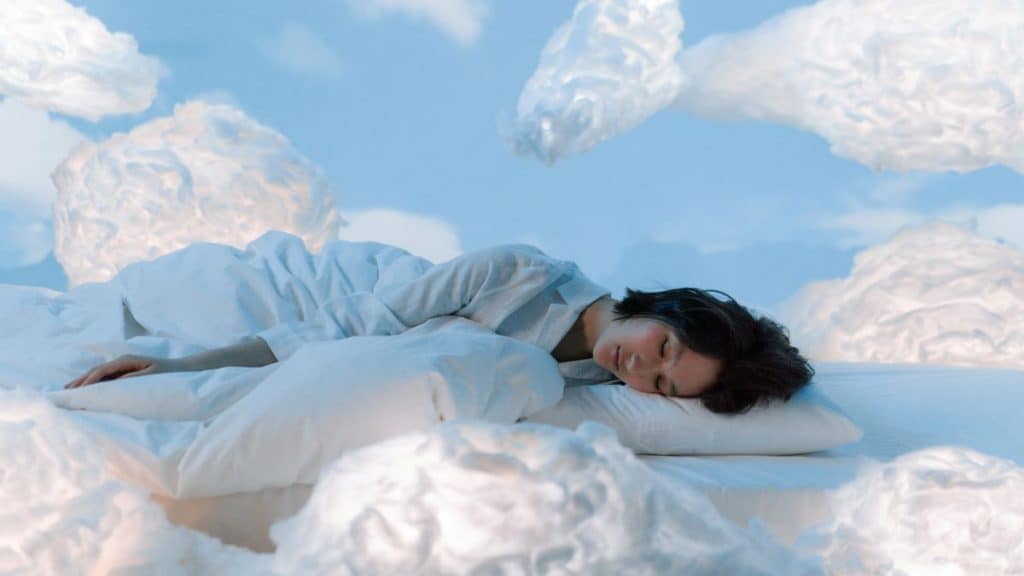 Imagem de montagem de mulher dormindo entre nuvens