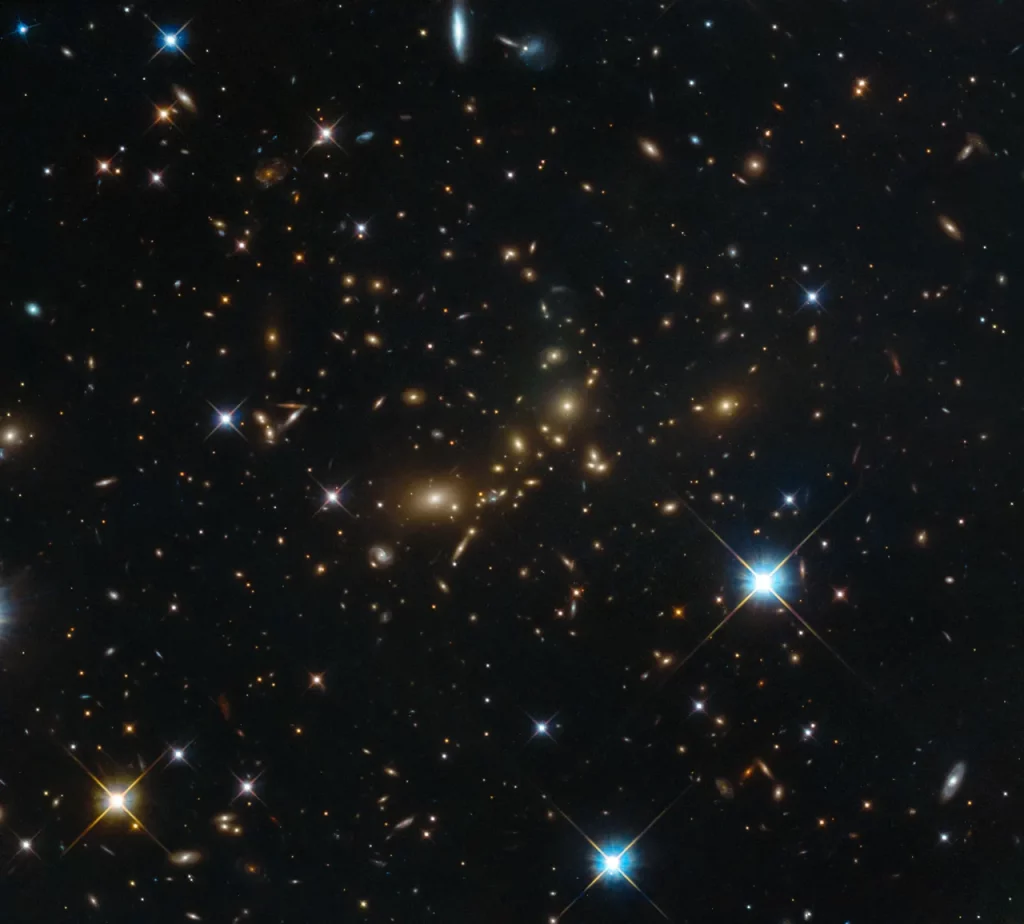 Na escala cósmica, dos aglomerados de galáxias, a relatividade geral parece não se aplicar (Crédito: ESA/Hubble e NASA, RELÍQUIAS)