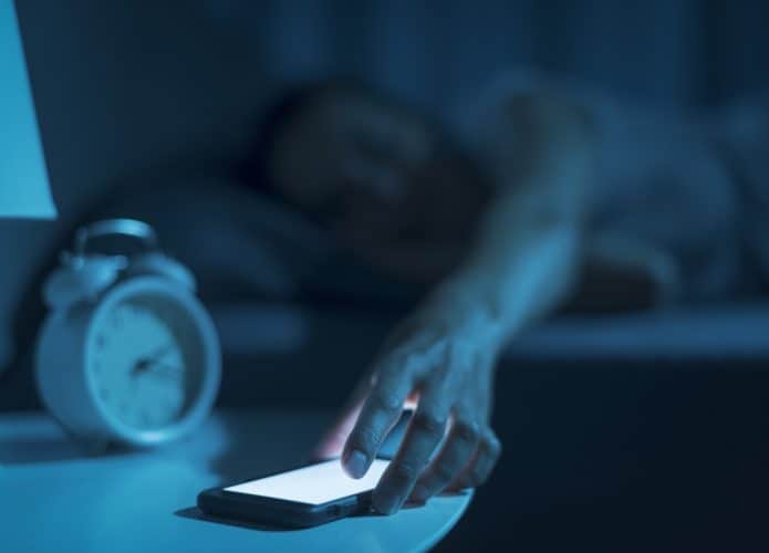 Usar o celular antes de dormir pode não ser tão ruim assim